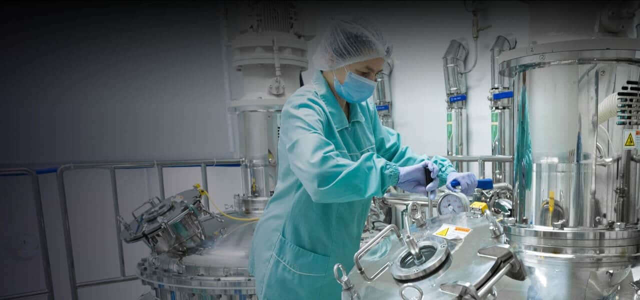 /assets/f/328957/71c9e5af4f/pharma-worker-adding-ingredients-1920.jpg